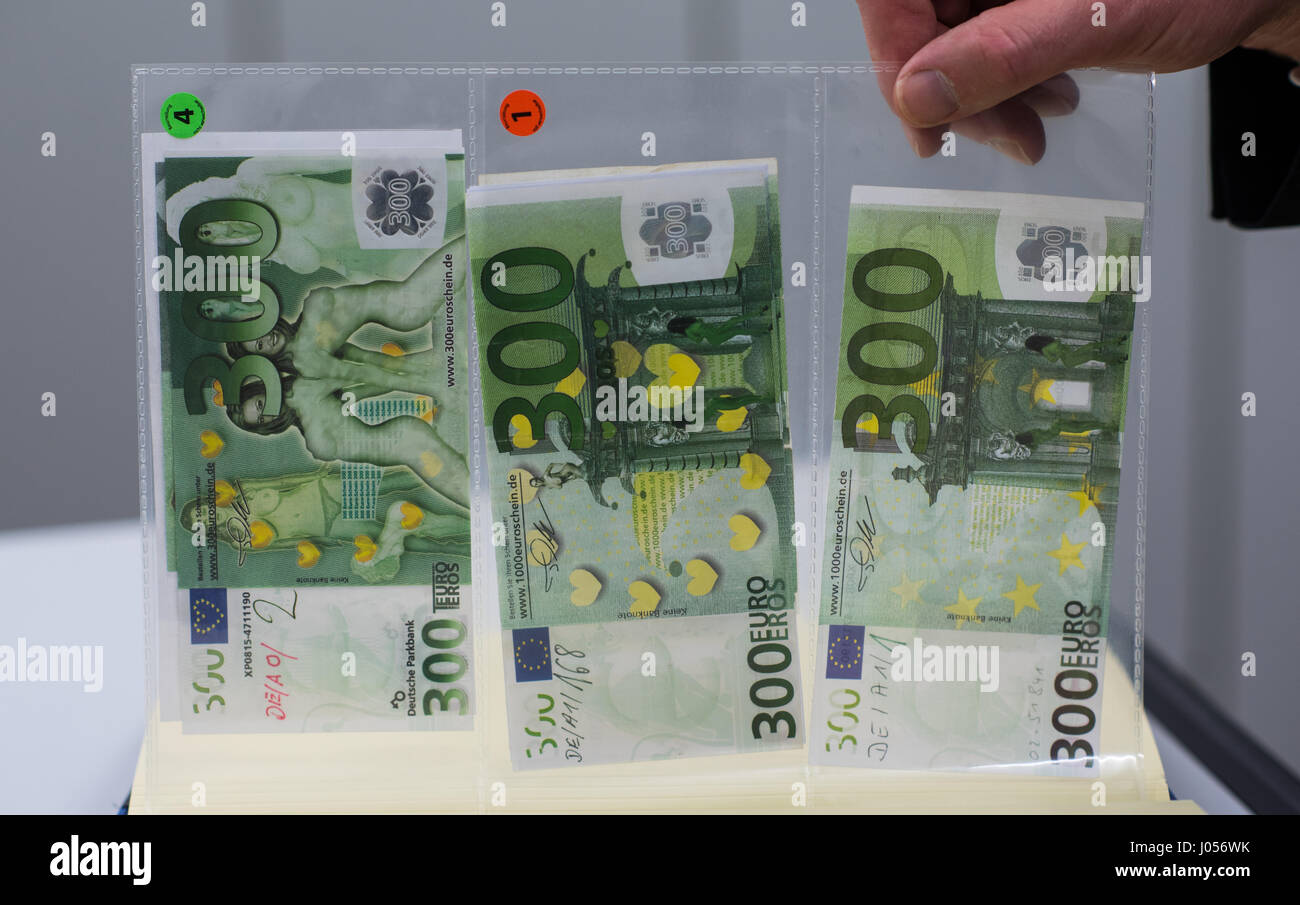 Mainz, Allemagne. 30Th Mar, 2017. Un employé de la banque fédérale allemande montre 3 300 faux billets de banque à Mainz, Allemagne, 30 mars 2017. La Banque fédérale allemande a un centre de l'analyse de la contrefaçon qui est situé au siège de l'institution, à Mayence. Photo : Andreas Arnold/dpa/Alamy Live News Banque D'Images
