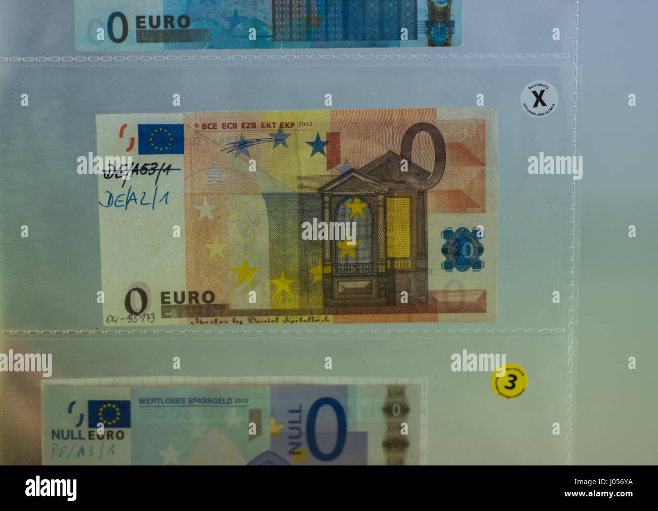 Mainz, Allemagne. 30Th Mar, 2017. Un employé de la banque fédérale allemande montre 3 300 faux billets de banque en plastique clair situé dans la région de Mainz, Allemagne, 30 mars 2017. La Banque fédérale allemande a un centre de l'analyse de la contrefaçon qui est situé au siège de l'institution, à Mayence. Photo : Andreas Arnold/dpa/Alamy Live News Banque D'Images