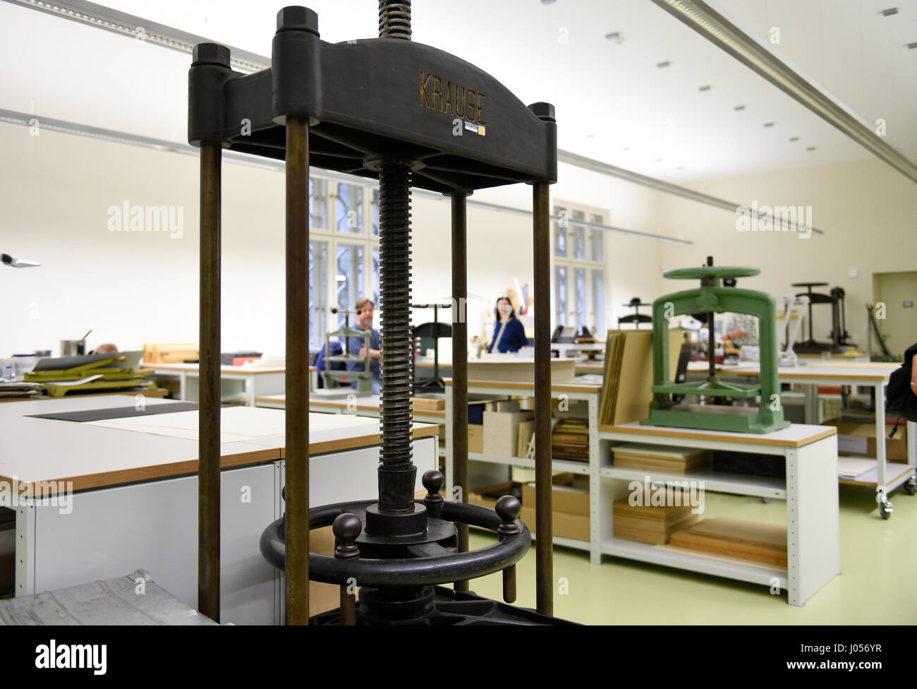 Berlin, Allemagne. 07Th avr, 2017. Le nouvel atelier de reliure vu au cours d'une visite du chantier de la Staatsbibliothek Unter den Linden, l'un des principaux bâtiments de la bibliothèque d'Etat de Berlin, à Berlin, Allemagne, 07 avril 2017. 80  % des travaux de rénovation de la bibliothèque qui a été ouverte par l'empereur allemand Guillaume II en 1914 a été complétée en conformité avec les règlements régissant la préservation des monuments. Photo : Rainer Jensen/dpa/Alamy Live News Banque D'Images