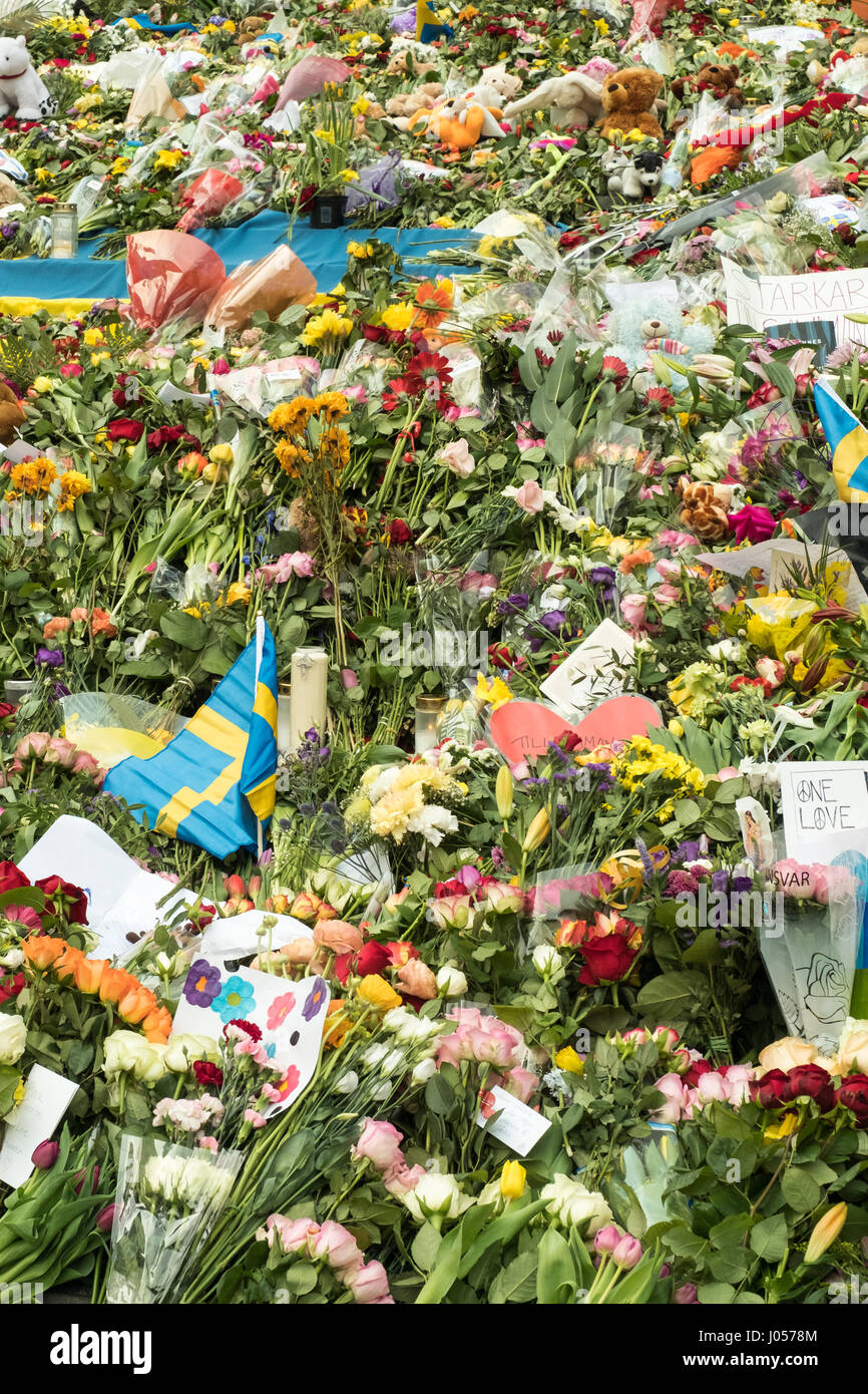 Stockholm, Suède. 10 avr, 2017. Fleurs et cadeaux dans le centre de Stockholm, Suède en commémoration des attaques terroristes il y a quelques jours. Credit : Johan Dalstrom/Alamy Live News Banque D'Images