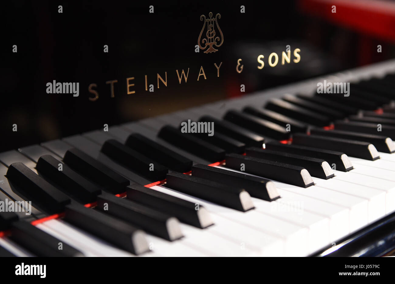 Les touches d'un 'Spirio', un piano de la société Steinway & Sons Hambourg, à Hambourg, Allemagne, 05 avril 2017. Steinway & Sons pianos et pianos sont fabriqués à Hambourg et New York. Photo : Marcus Brandt/dpa Banque D'Images