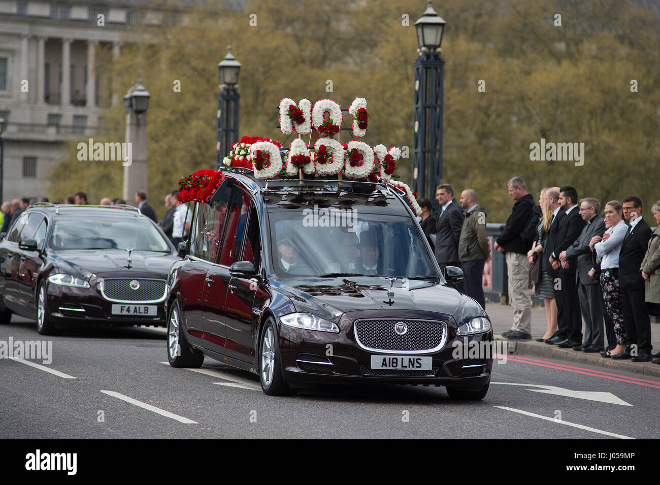 Pont de Lambeth, London, UK. 10 avril 2017. Toute la force funérailles de Keith Palmer PC, tué dans l'attaque terroriste de Westminster le 22 mars, a lieu à la cathédrale de Southwark, le lundi 10 avril à 14h00 après le cortège funèbre a quitté le palais de Westminster, flanqué d'une escorte de police et photographié noir passage de Lambeth Bridge. Le cercueil de Palmer PC a été prise à la Chapelle de St Mary undercroft au Palais de Westminster où il est resté pendant 24 heures avant ses funérailles. Credit : Malcolm Park editorial/Alamy Live News. Banque D'Images