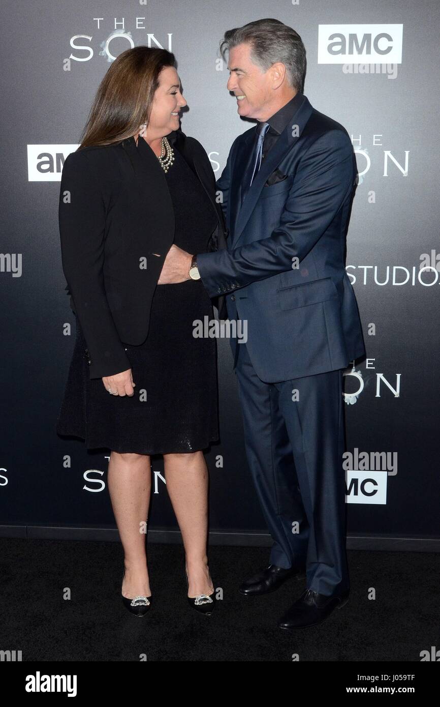 Keely Shaye Smith, Pierce Brosnan au niveau des arrivées pour le fils du CMA Series Premiere, Théâtre ArcLight, Los Angeles, CA, le 3 avril 2017. Photo par : Priscilla Grant/Everett Collection Banque D'Images