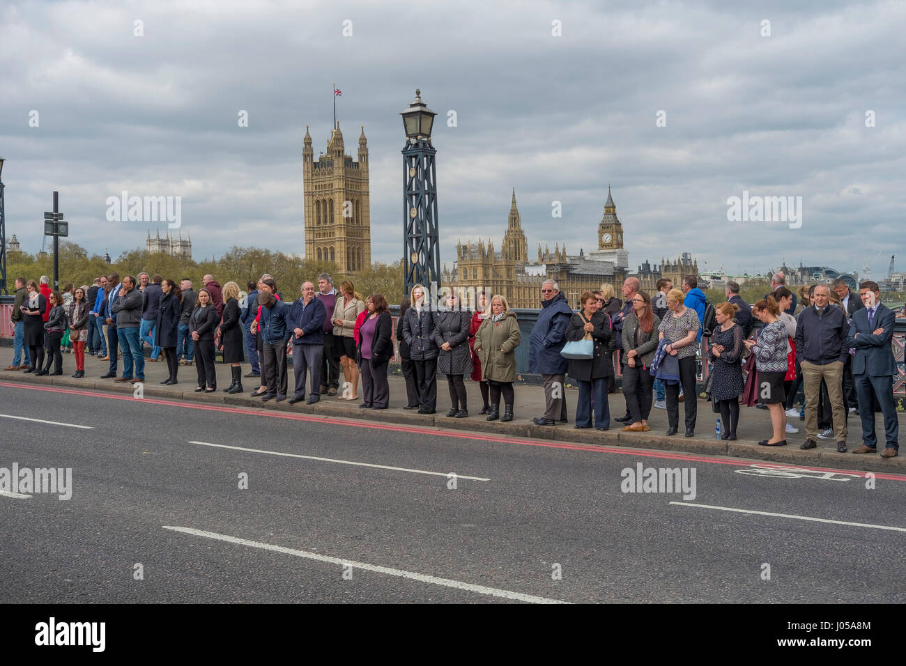 Pont de Lambeth, London, UK. 10 avril 2017. Toute la force funérailles de Keith Palmer PC, tué dans l'attaque terroriste de Westminster le 22 mars, a lieu à la cathédrale de Southwark, le lundi 10 avril à 14h00. Le cercueil de Palmer PC a été prise à la Chapelle de St Mary undercroft au Palais de Westminster où il est resté pendant 24 heures avant ses funérailles. Ligne piétons Pont de Lambeth en attendant l'arrivée de la procession funéraire sur sa façon de Southwark. Credit : Malcolm Park editorial/Alamy Live News. Banque D'Images