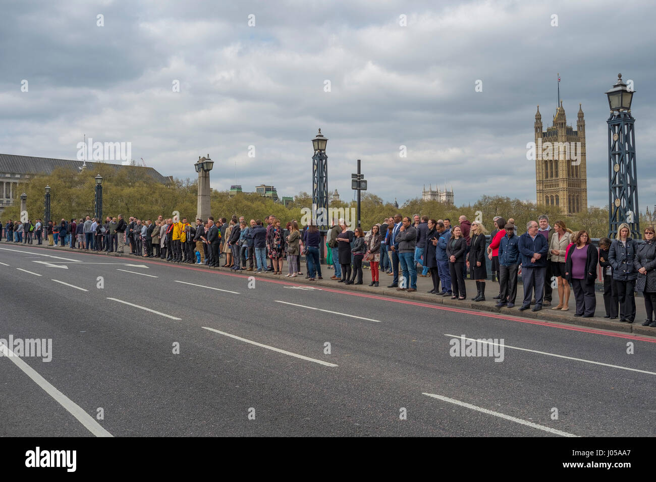 Pont de Lambeth, London, UK. 10 avril 2017. Toute la force funérailles de Keith Palmer PC, tué dans l'attaque terroriste de Westminster le 22 mars, a lieu à la cathédrale de Southwark, le lundi 10 avril à 14h00. Le cercueil de Palmer PC a été prise à la Chapelle de St Mary undercroft au Palais de Westminster où il est resté pendant 24 heures avant ses funérailles. Ligne piétons Pont de Lambeth en attendant l'arrivée de la procession funéraire sur sa façon de Southwark. Credit : Malcolm Park editorial/Alamy Live News. Banque D'Images