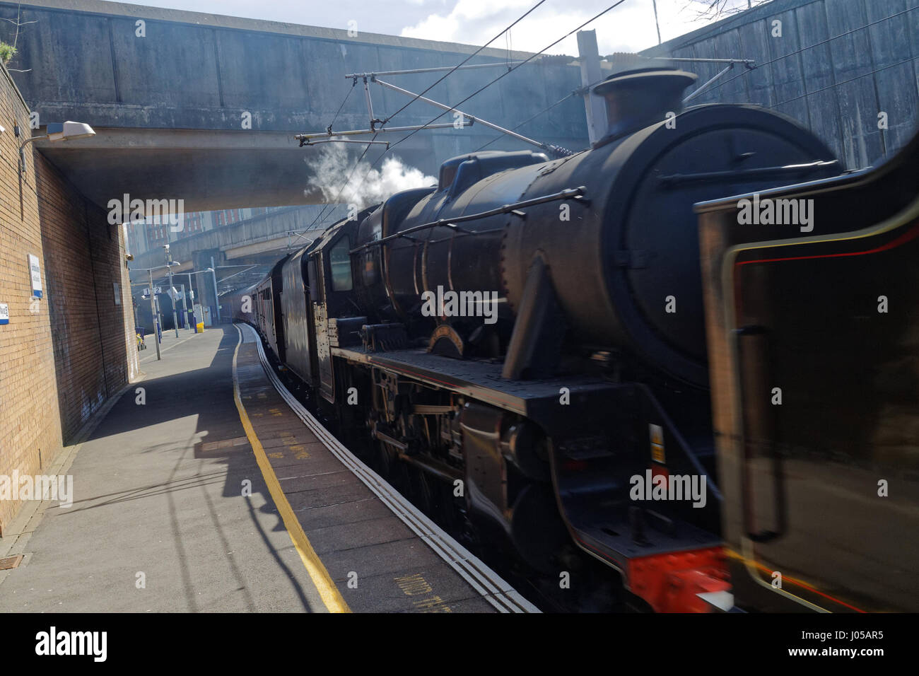 Glasgow, Ecosse. 10 avr, 2017. Les locomotives à vapeur de la West Highland Line, décrite comme la plus grande gare voyage dans le monde, étaient au début de la nouvelle saison Jacobite ballottés par les stations locales de Glasgow par diesel. La colonne massive à côté de tonitruantes surpris les navetteurs comme il existe un blocage de ligne sur la West Highland Line photographié à la station Finneston Crédit : Gérard Ferry/Alamy Live News Banque D'Images