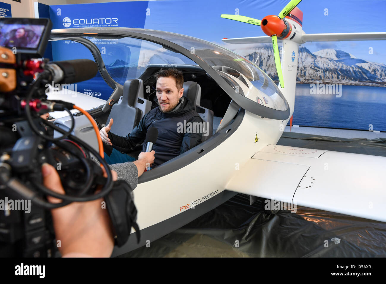 Friedrichshafen, Allemagne. 4ème apr 2017. Designer Thomas Broedreskift d'avion Équateur La Norvège se trouve dans le 'aeroboat Équateur P2 Xcursion' au 'Aero' juste à Friedrichshafen, Allemagne, 4 avril 2017. Photo : Felix Kästle/dpa/Alamy Live News Banque D'Images