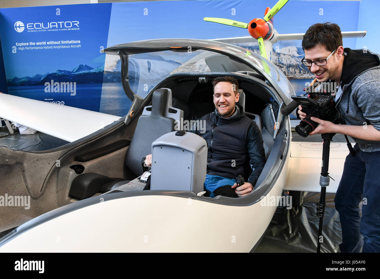 Friedrichshafen, Allemagne. 4ème apr 2017. Designer Thomas Broedreskift d'avion Équateur La Norvège se trouve dans le 'aeroboat Équateur P2 Xcursion' au 'Aero' juste à Friedrichshafen, Allemagne, 4 avril 2017. Photo : Felix Kästle/dpa/Alamy Live News Banque D'Images