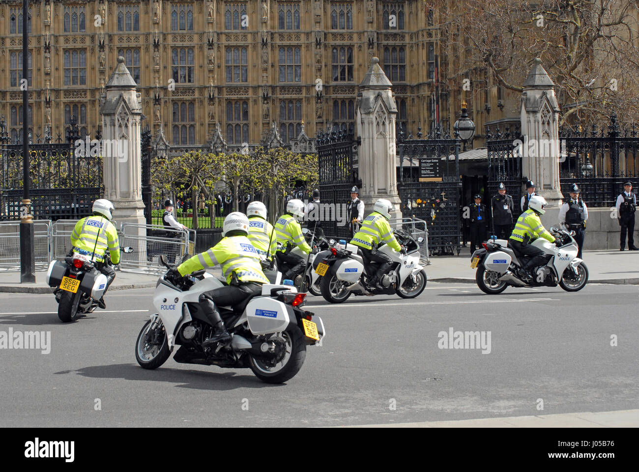 Londres, Royaume-Uni. 10 avr, 2017. Le cercueil de PC Keith Palmer passe par les portes qu'il protégeait quand il a été assassiné dans un attentat. Credit : JOHNNY ARMSTEAD/Alamy Live News Banque D'Images