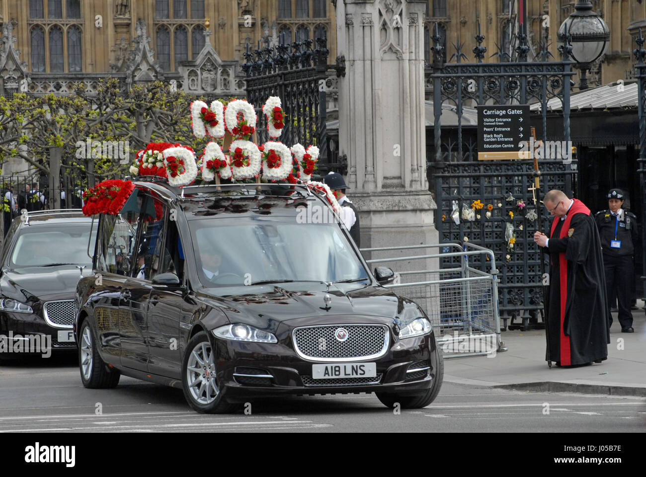 Londres, Royaume-Uni. 10 avr, 2017. Le cercueil de PC Keith Palmer passe par les portes qu'il protégeait quand il a été assassiné dans un attentat. Credit : JOHNNY ARMSTEAD/Alamy Live News Banque D'Images