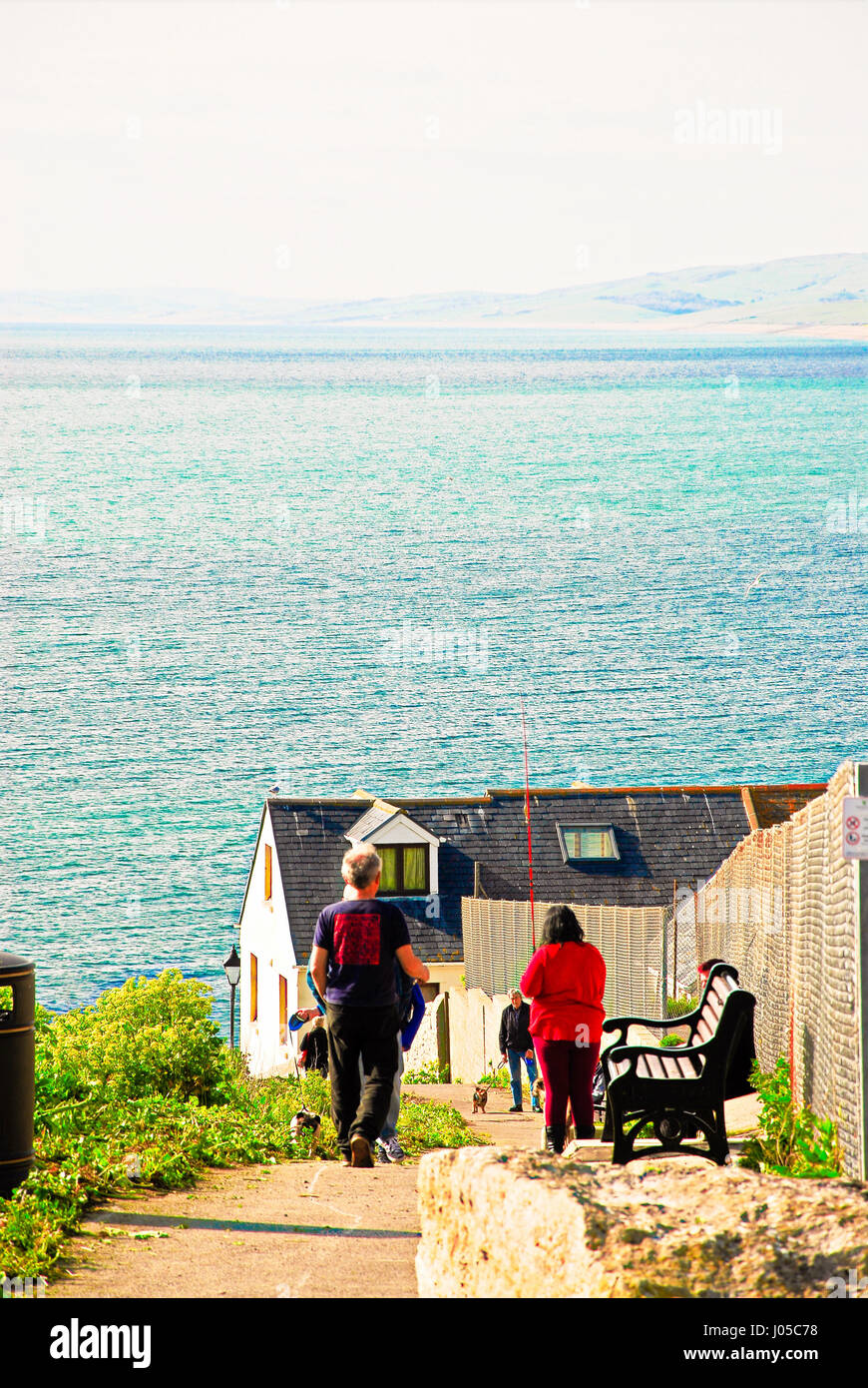 Plage de Chesil, Dorset, UK. 10 avr, 2017. Météo France : Les gens profiter d'une autre superbe journée de soleil étincelant le long de plage de Chesil, Portland Crédit : Stuart fretwell/Alamy Live News Banque D'Images