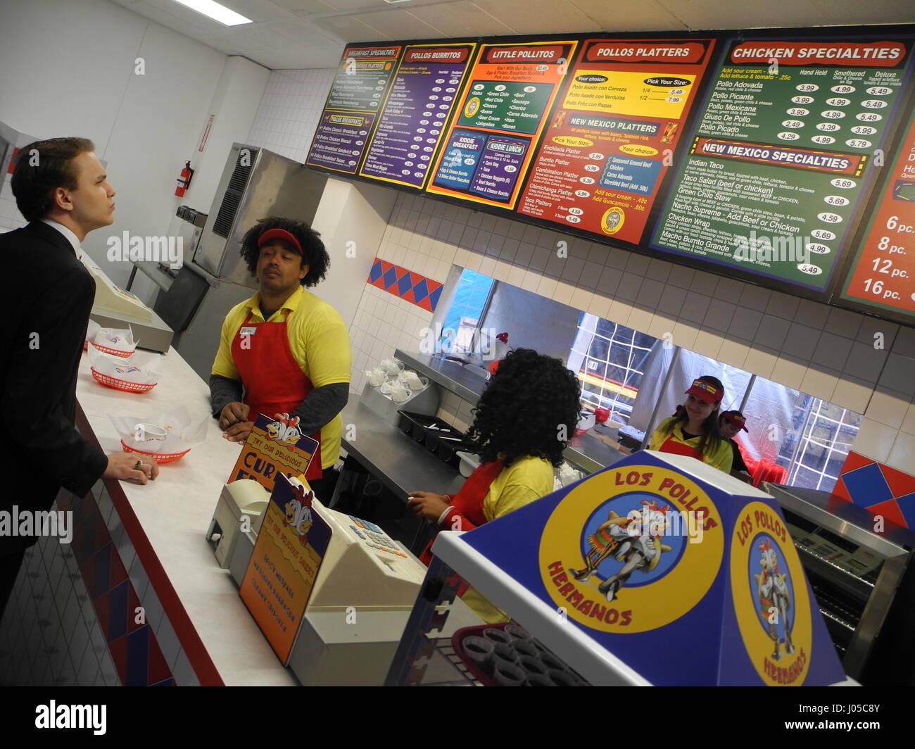 New York, États-Unis. 10 avr, 2017. Un visiteur fictif ordres sur le fast food restaurant 'Los Pollos Hermanos' à New York, États-Unis, 10 avril 2017. Après Austin (Texas) et à Los Angeles, une autre branche de la chaîne fictif s'est ouverte dimanche et lundi à Manhattan. Le fast food restaurant temporaire conçu après l'émission de télévision "Breaking Bad" a été créé à partir d'un récipient sur un parking. Photo : Johannes Schmitt-Tegge/dpa/Alamy Live News Banque D'Images