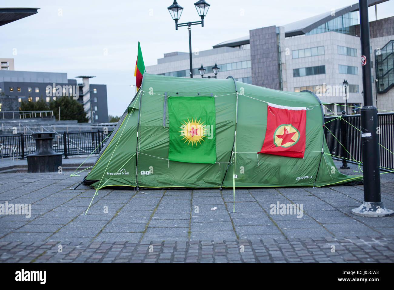 Cardiff, Royaume-Uni. 10 avr, 2017. Les membres de la communauté kurde de Cardiff sont le jeûne et le camping de l'extérieur de la région du pays de Galles de l'Assemblée à faire preuve de solidarité avec la grève de la faim mondiale contre les violations des droits de l'homme en Turquie. Credit : Taz Rahman/Alamy Live News Banque D'Images