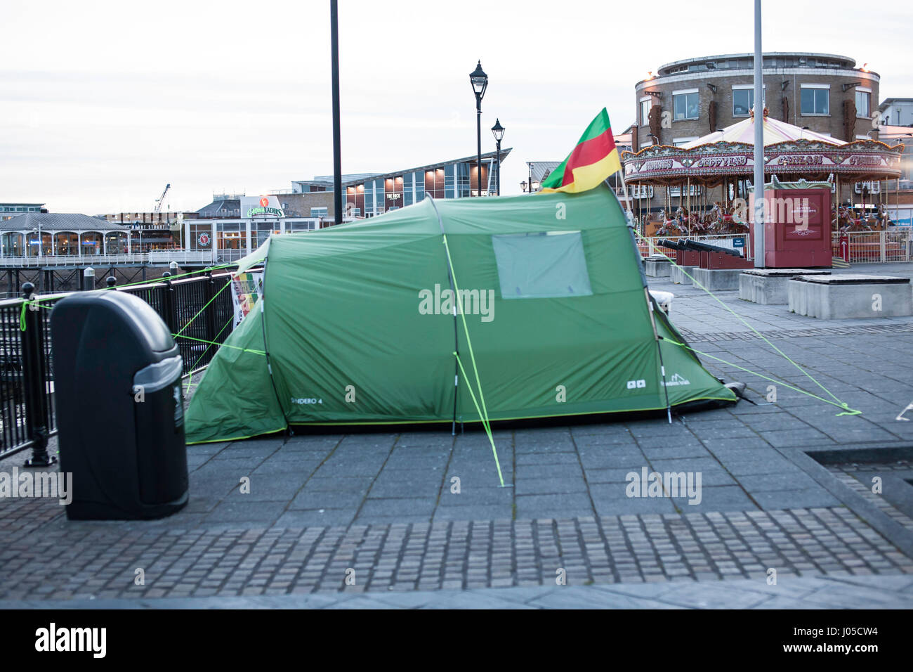 Cardiff, Royaume-Uni. 10 avr, 2017. Les membres de la communauté kurde de Cardiff sont le jeûne et le camping de l'extérieur de la région du pays de Galles de l'Assemblée à faire preuve de solidarité avec la grève de la faim mondiale contre les violations des droits de l'homme en Turquie. Credit : Taz Rahman/Alamy Live News Banque D'Images