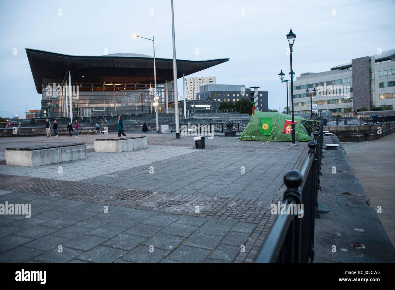 Cardiff, Royaume-Uni. 10 avr, 2017. Les membres de la communauté kurde de Cardiff sont le jeûne et le camping de l'extérieur de la région du pays de Galles de l'Assemblée à faire preuve de solidarité avec la grève de la faim mondiale contre les violations des droits de l'homme en Turquie. Credit : Taz Rahman/Alamy Live News Banque D'Images
