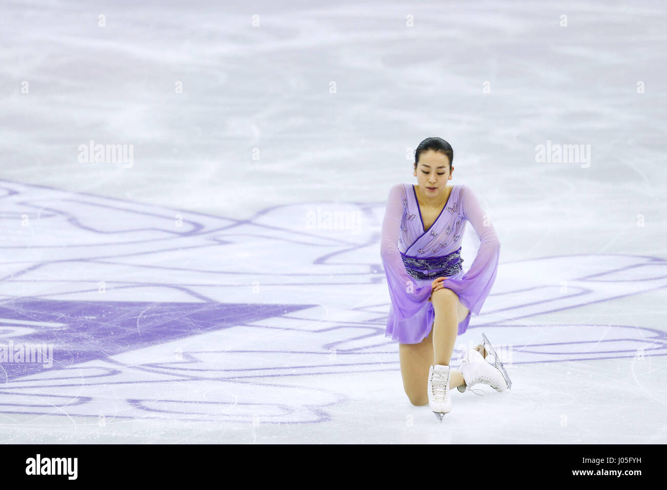 PHOTO : la patineuse artistique japonaise Mao Asada, a annoncé sa retraite de la compétition d'ici le lundi 10 avril 2017 via son blog. L'Asada a été une énorme star au Japon après avoir représenté son pays à deux Jeux olympiques et remporter le Championnat du Monde trois fois. Elle avait été devrait continuer jusqu'à l'occasion des Jeux Olympiques d'hiver de PyeongChang 2018 mais a dû faire face à la concurrence dans le passé 2 ans. Photo originale montre : Mao Asada (JPN), le 12 décembre 2015 - Patinage Artistique : ISU Grand Prix of Figure Skating Final 2015-2016 Women's patinage libre à la Barcelona Convention internationale 100 Banque D'Images