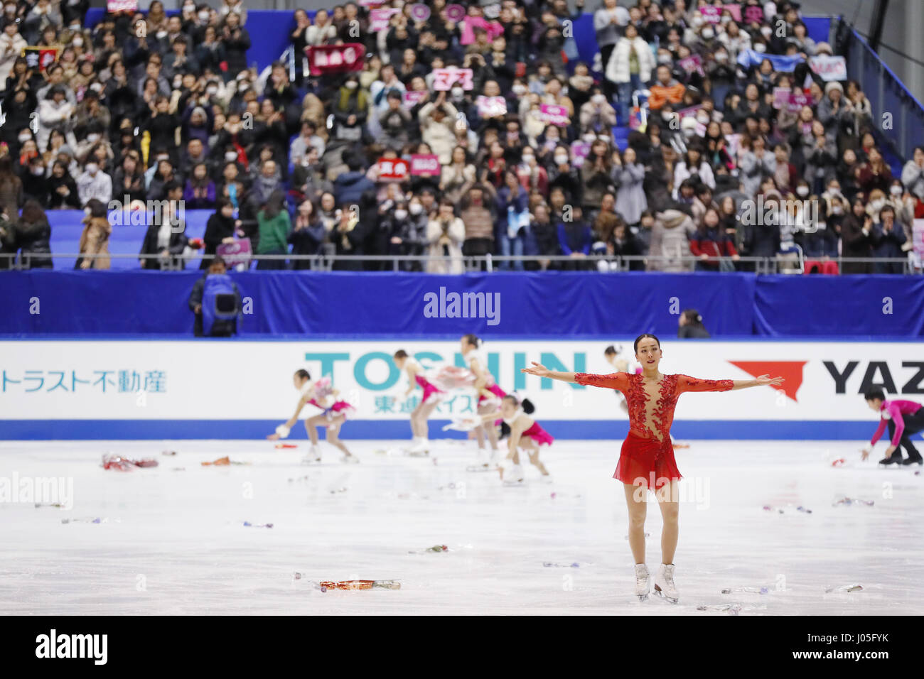 PHOTO : la patineuse artistique japonaise Mao Asada, a annoncé sa retraite de la compétition d'ici le lundi 10 avril 2017 via son blog. L'Asada a été une énorme star au Japon après avoir représenté son pays à deux Jeux olympiques et remporter le Championnat du Monde trois fois. Elle avait été devrait continuer jusqu'à l'occasion des Jeux Olympiques d'hiver de PyeongChang 2018 mais a dû faire face à la concurrence dans le passé 2 ans. Photo originale montre : Mao Asada, 25 décembre 2016 - Patinage Artistique : toutes Le Japon Figure Skating Championships 2016 Women's Freee patiner à Towa Yakuhin RACTAB Dome, Osaka, Japon. (Photo Banque D'Images