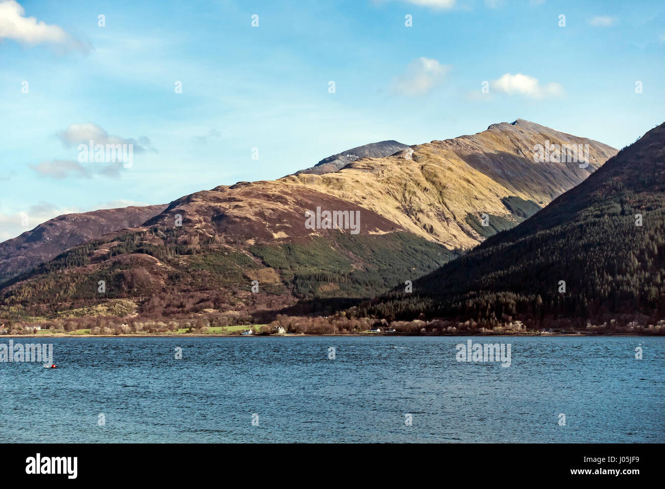 Avis de Onich sur le Loch Linnhe vers Dhonuil Sgor montagnes Ballachulish (R) & Sgor Dhearg (L) dans les Highlands Scotland UK Banque D'Images