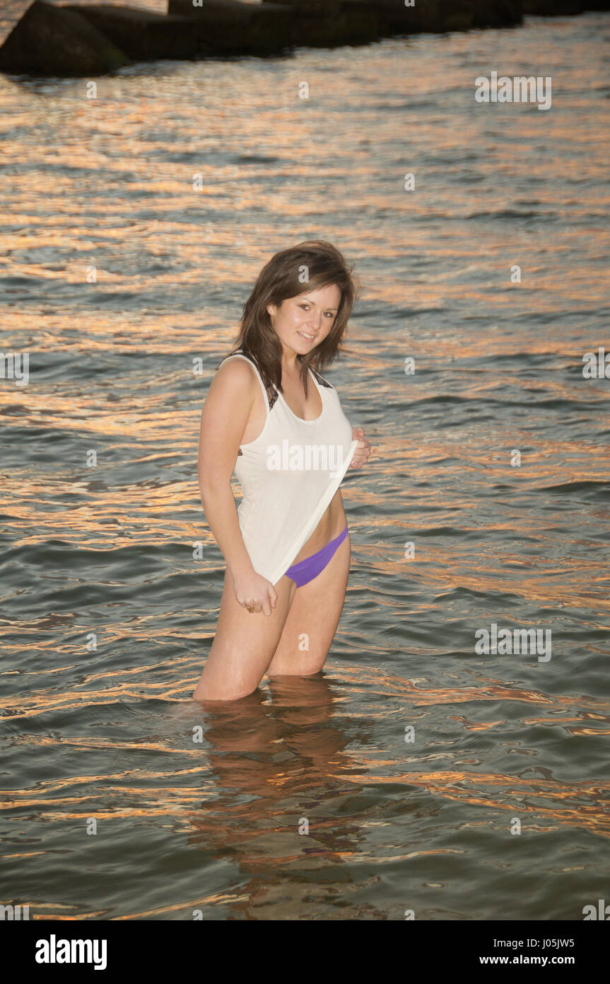 Belle Fille En Bikini À La Plage Banque d'image et photos - Alamy