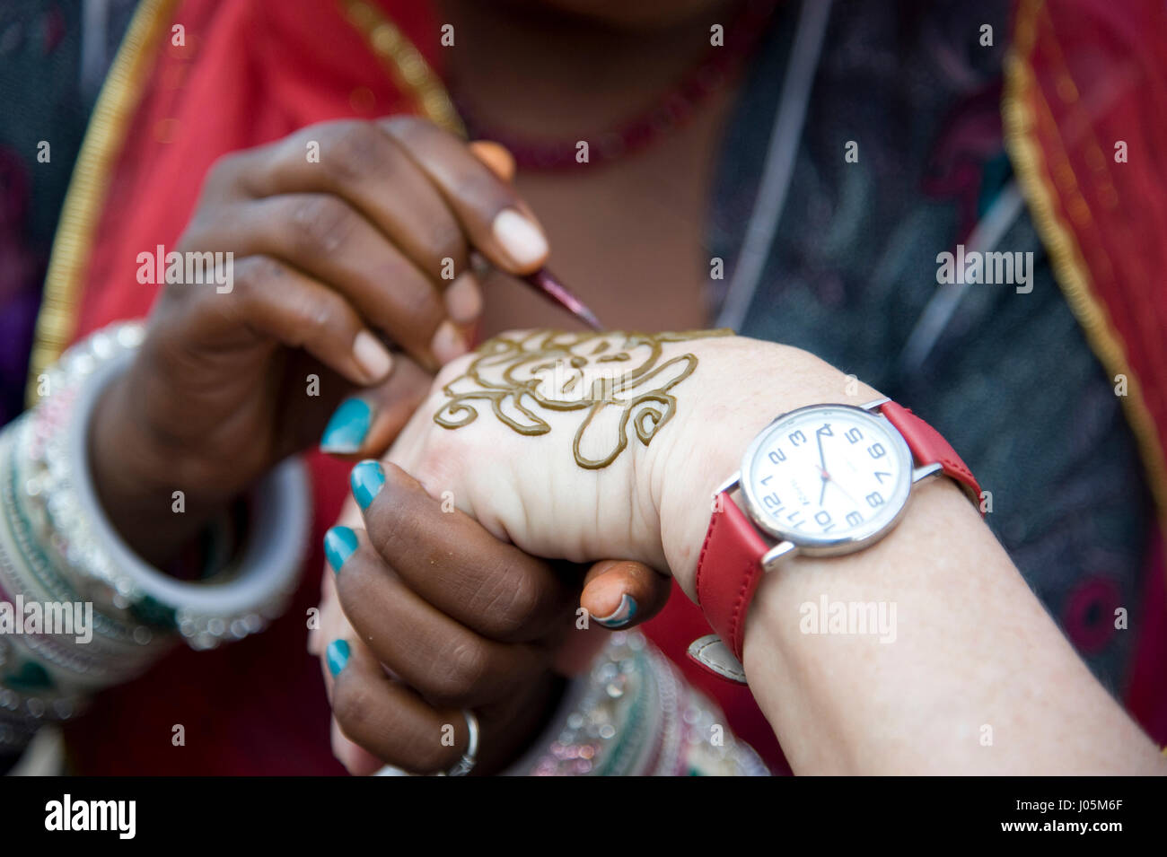 Village girl mehendi en main, mela pushkar, Rajasthan, Inde, Asie Banque D'Images