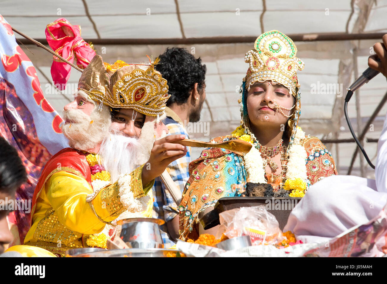Garçon et fille se ressemblent brahma et saraswati, mela pushkar, Rajasthan, Inde, Asie Banque D'Images