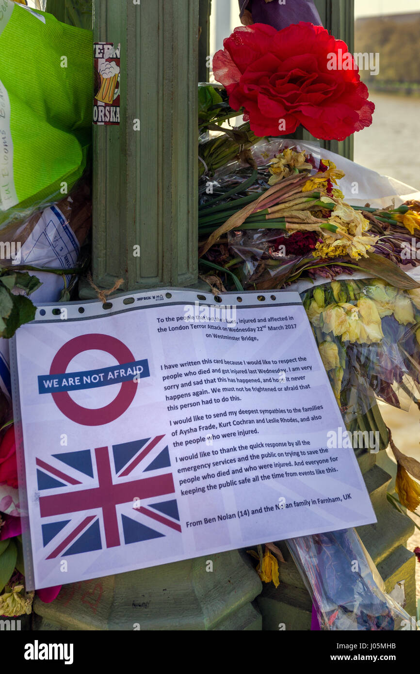 Tributs floraux, placé à l'extérieur du palais de Westminster, aux victimes de l'attaque de Westminster par Khalid Massoud qui dévala les piétons sur West Banque D'Images