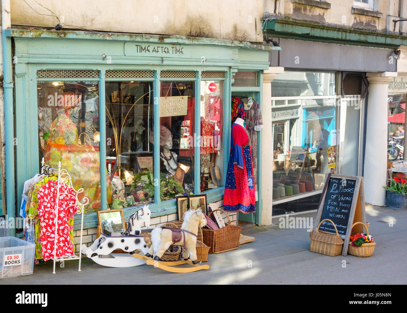 Stroud est une petite ville dans la région des Cotswolds Gloucestershire England UK de temps en temps Shop Banque D'Images