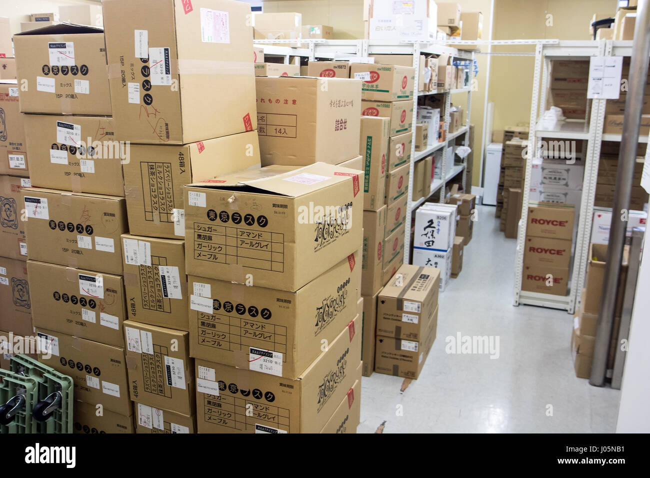 Boîtes de carton dans un magasin-entrepôt. Stockage des marchandises sur  les étagères.boîtes de carton avec les produits japonais dans l'entrepôt  Photo Stock - Alamy