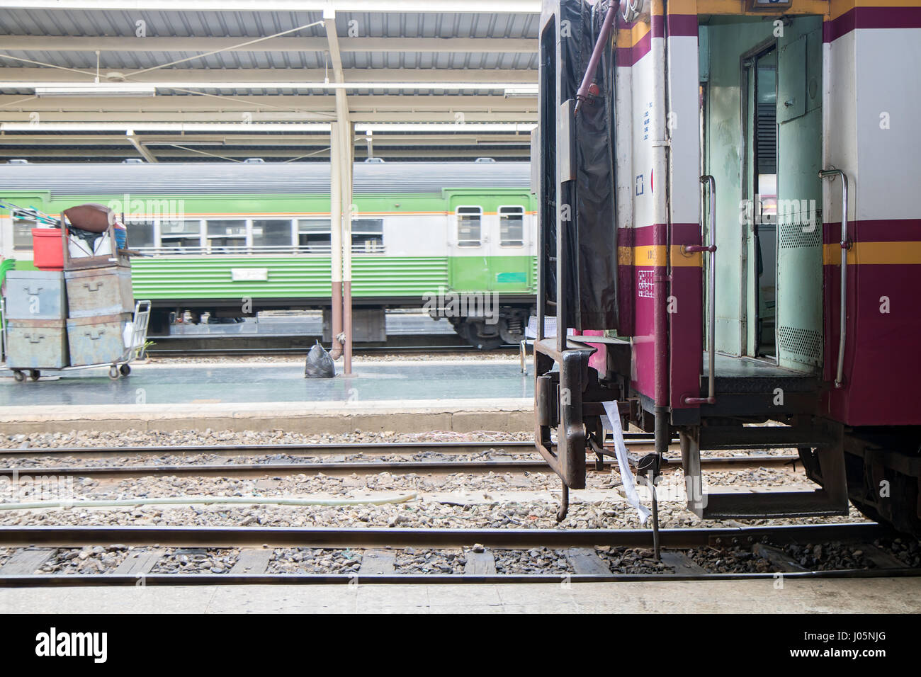 Ouvrez la porte de la vieille porte sur la plate-forme. Train prêt à partir se trouve à la gare. Banque D'Images