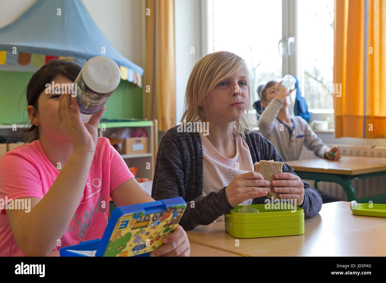 Les élèves à l'école primaire leur petit déjeuner, Basse-Saxe, Allemagne Banque D'Images