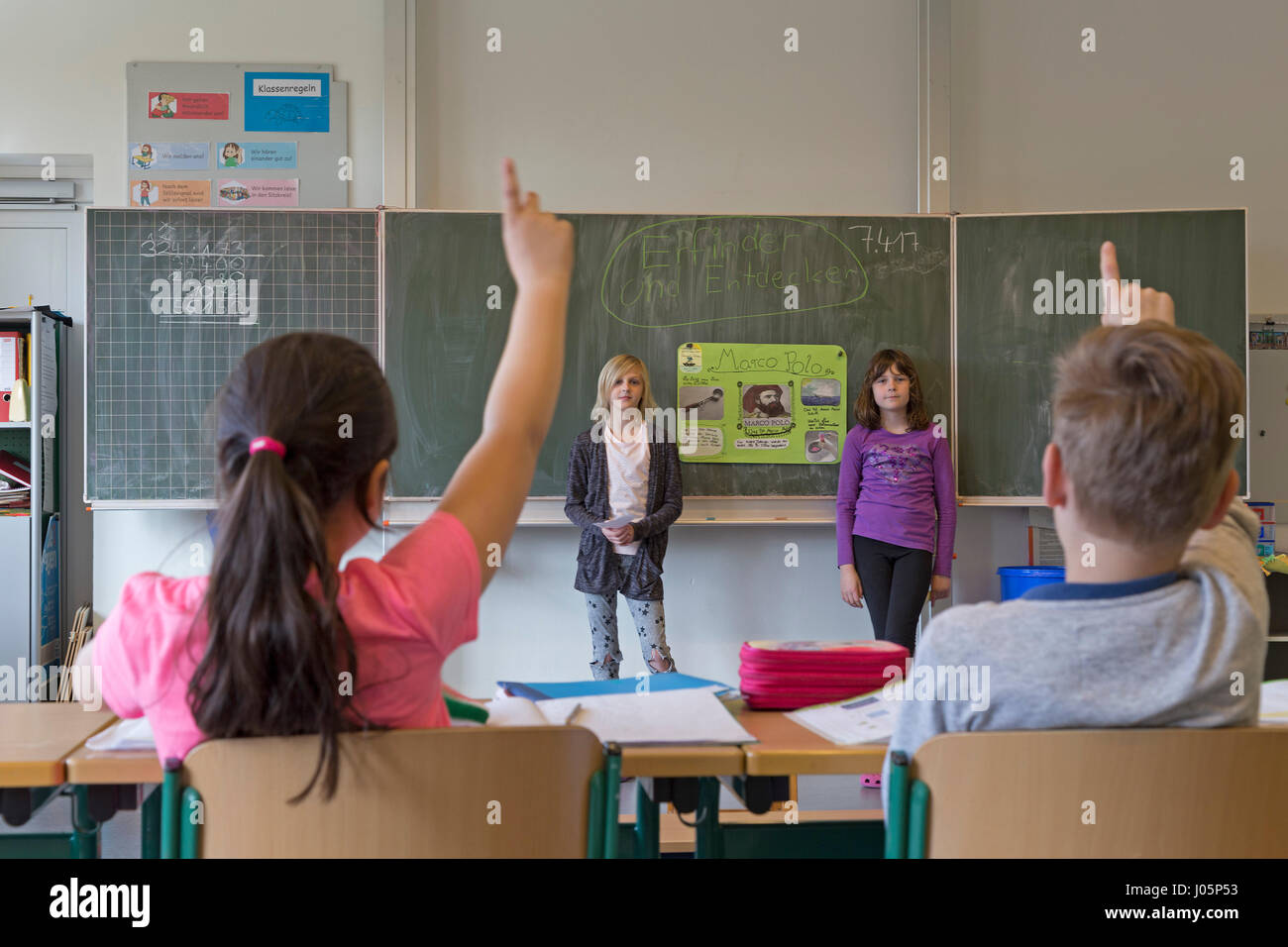 Les Eleves A L Ecole Primaire De Faire Une Presentation Basse Saxe Allemagne Photo Stock Alamy