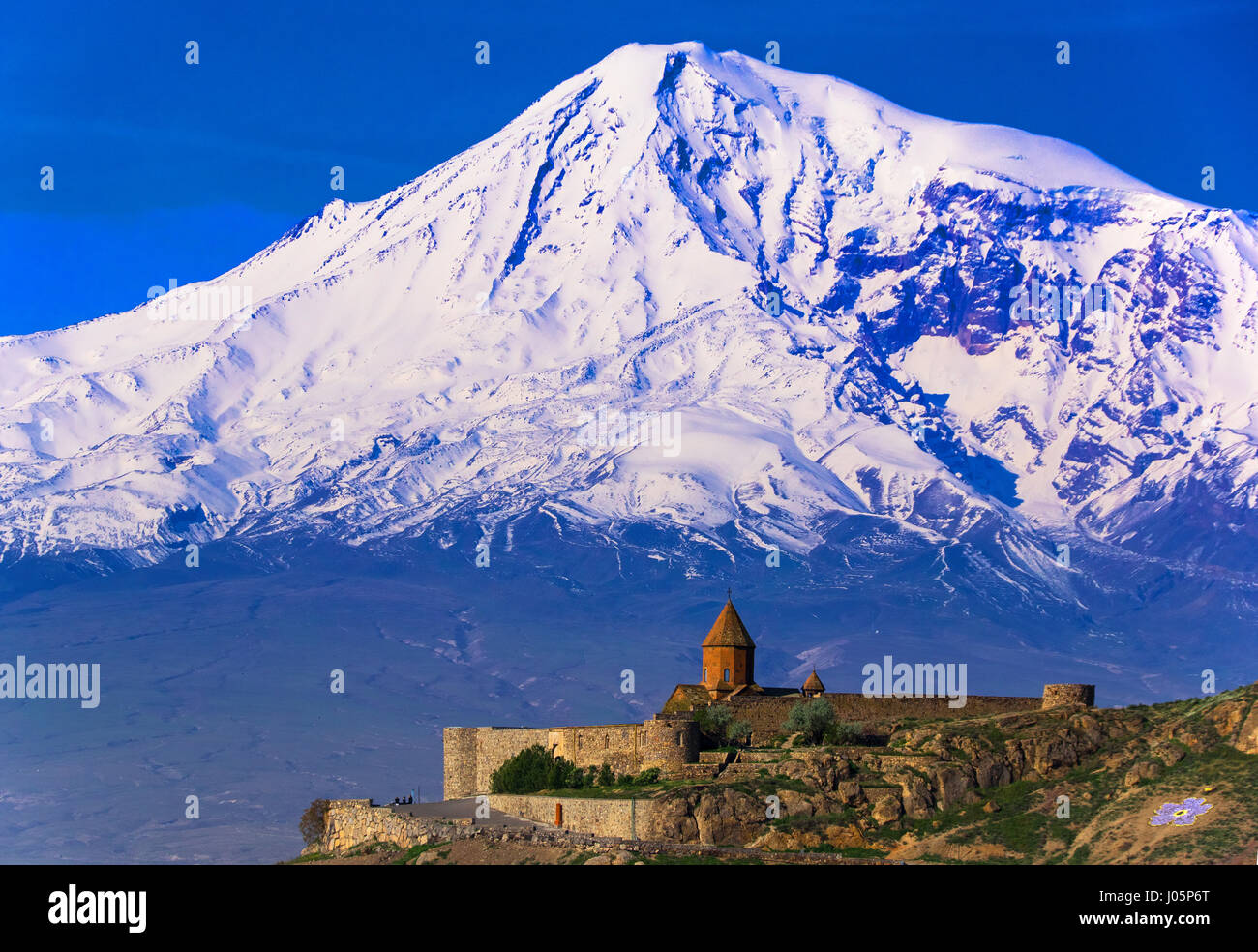 Le monastère de Khor Virap Église apostolique avec le Mont Ararat à travers la frontière en arrière-plan. Banque D'Images