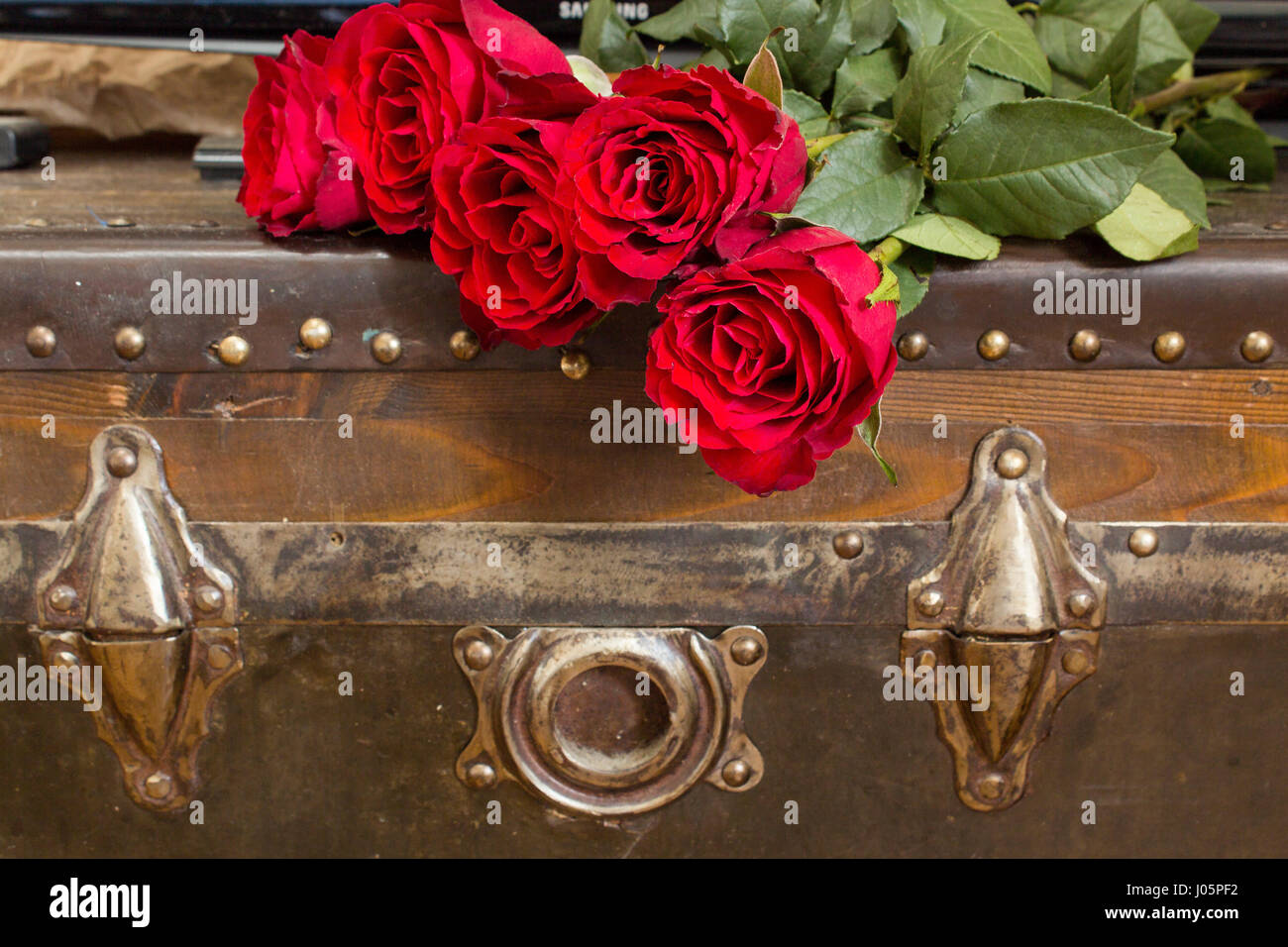 Bouquet de roses rouges sur le coffre au trésor. Banque D'Images