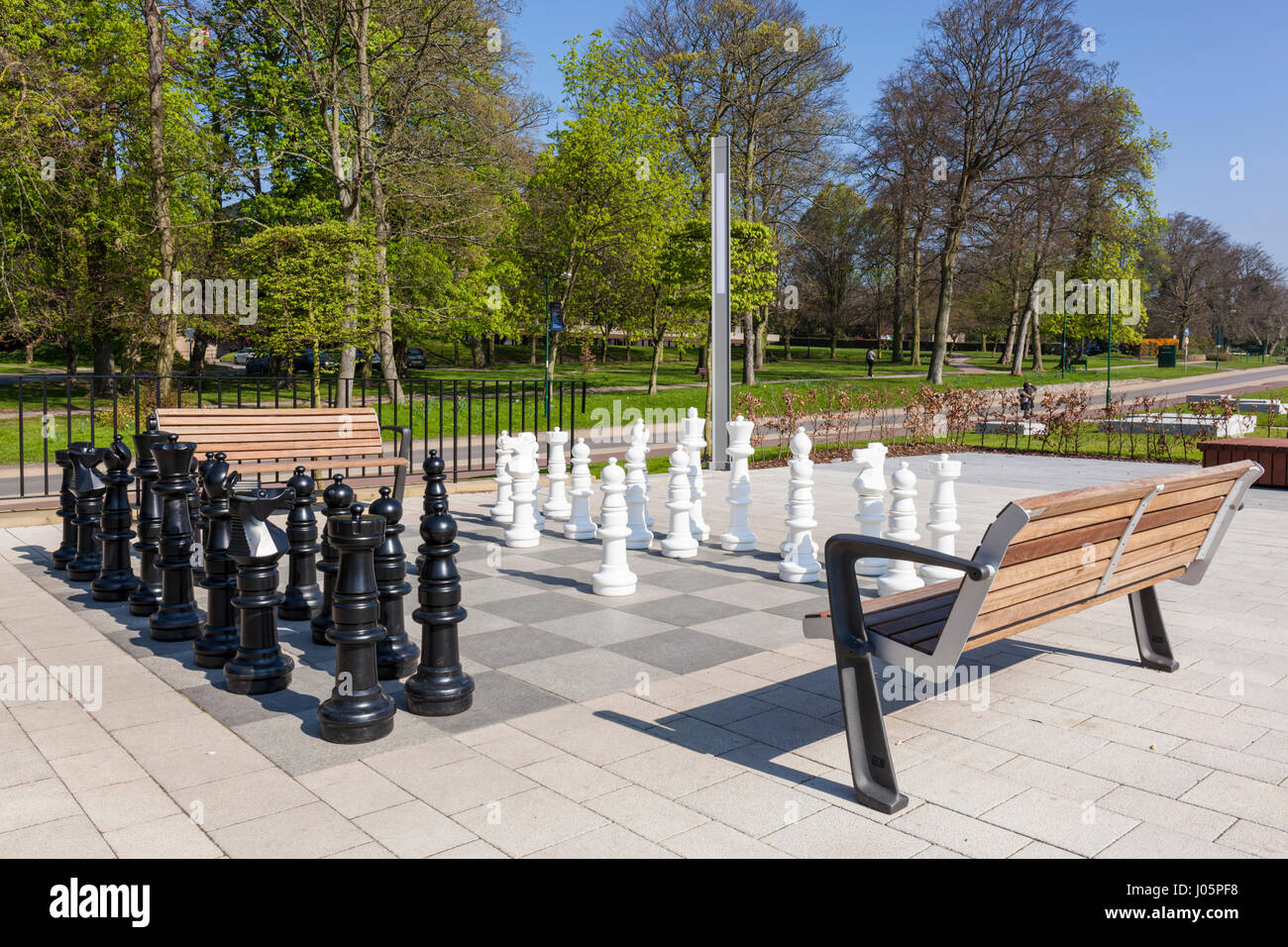 Le jeu d'échecs à l'extérieur de l'université de Nottingham échiquier chessmen avec des morceaux de l'université de Nottingham University Campus Campus parc East Midlands uk go Banque D'Images