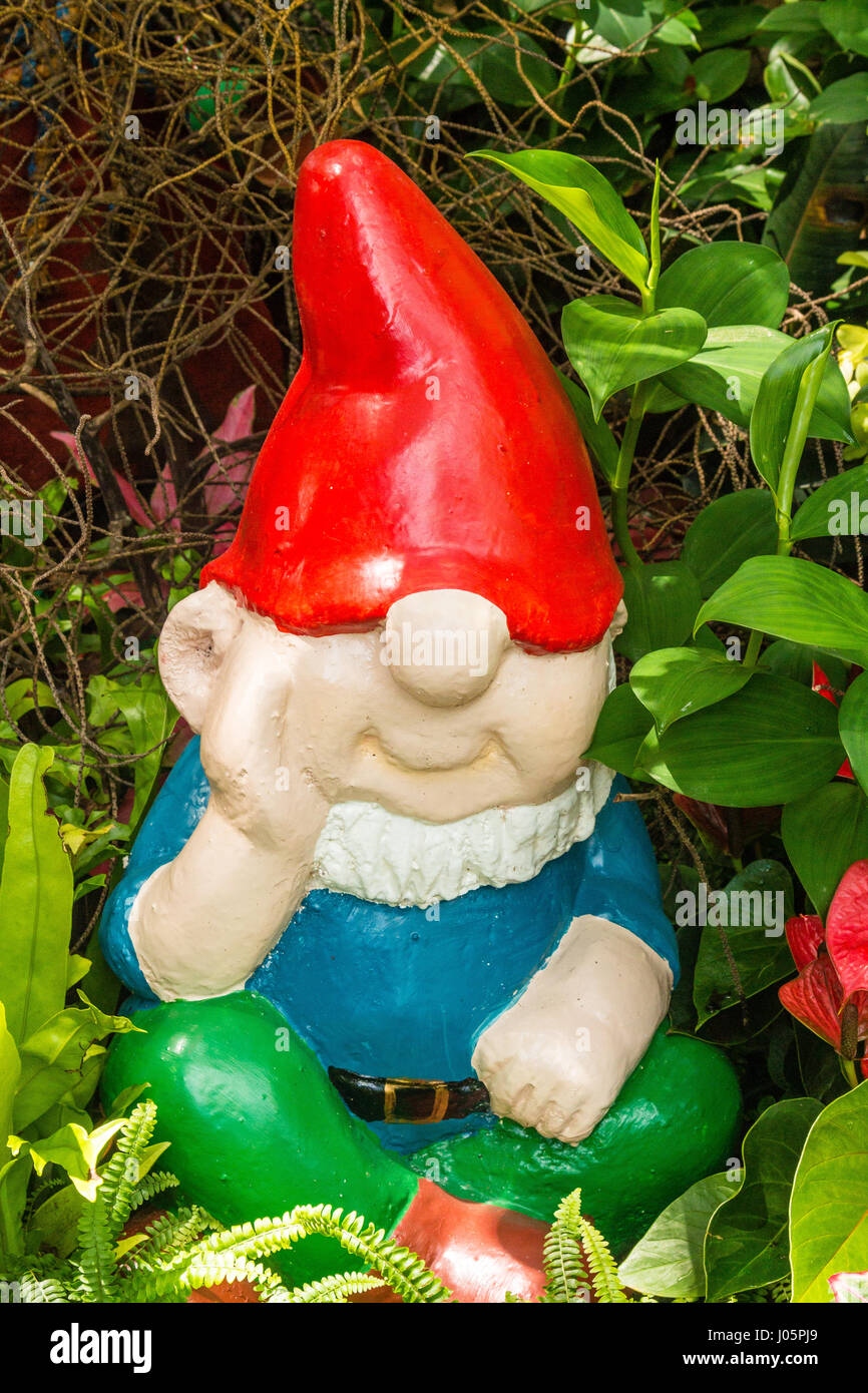 Nain de jardin entouré de plantes et arbres Banque D'Images