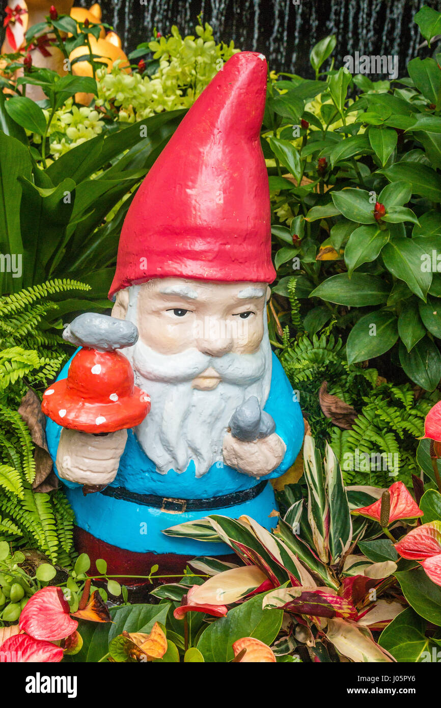 Nain de jardin entouré de plantes et arbres Banque D'Images