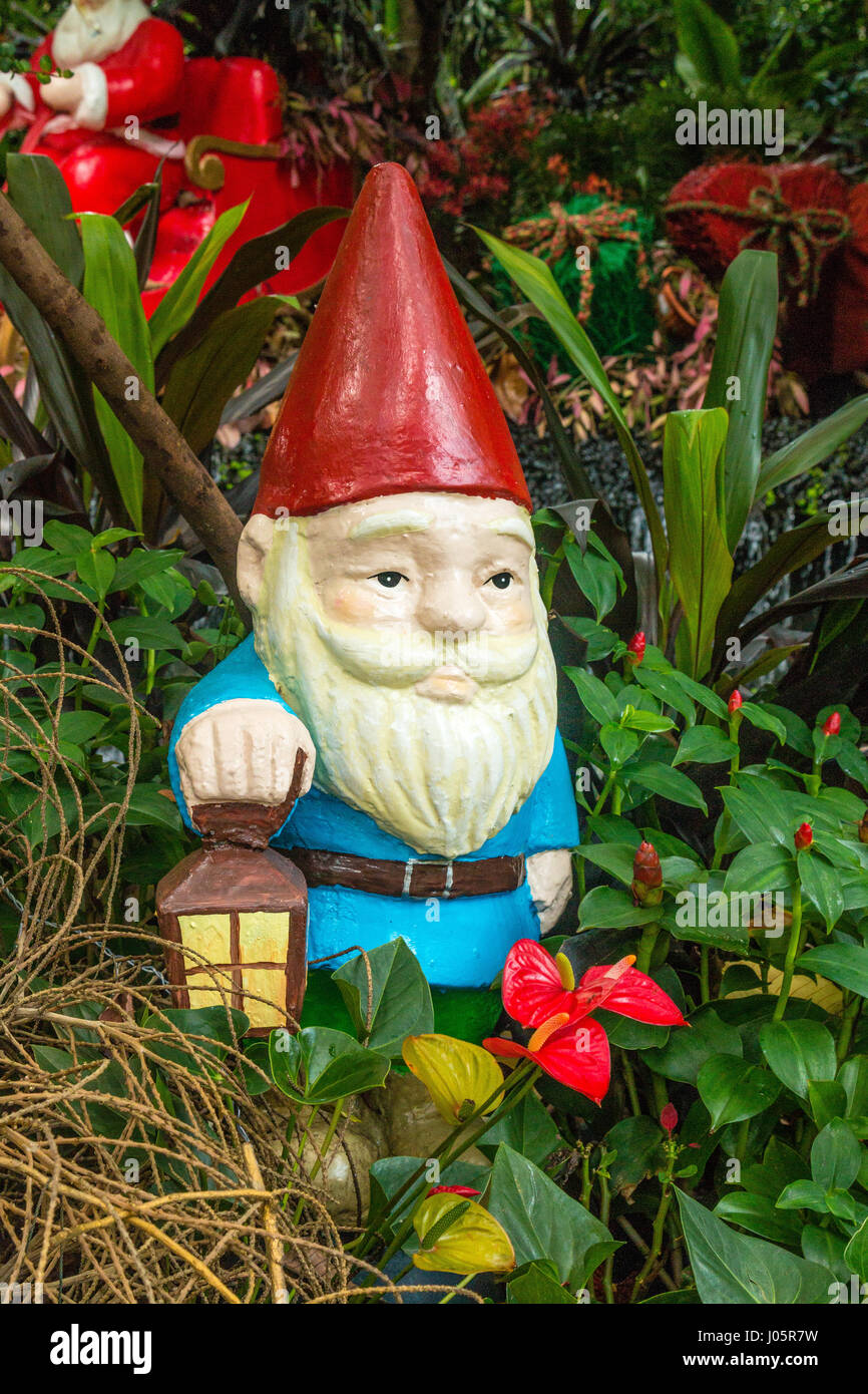 Nain de jardin entouré de plantes et arbres Banque D'Images