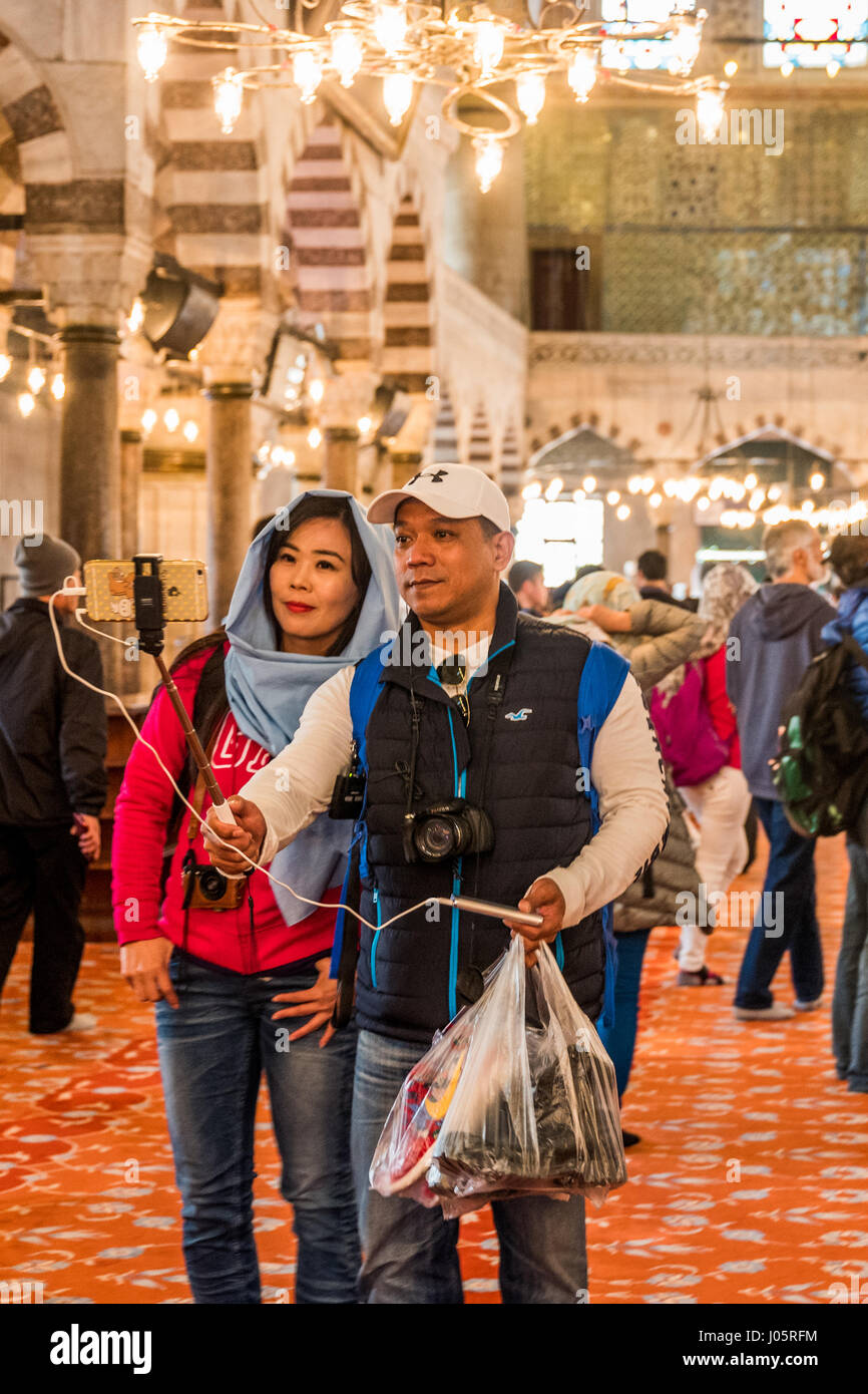 La Mosquée Sultan Ahmed ou Mosquée Sultan Ahmet est une mosquée historique situé à Istanbul, Turquie, du centre historique. Un site touristique populaire, Mosquée Sultan Ahmed continue comme une mosquée aujourd'hui. La construction de la Mosquée Bleue, comme c'est généralement connu, a été construit entre 1609 et 1616 pendant le règne de Ahmed I. Son Külliye contient la tombe d'Ahmed, un madrasah et un hospice. Peint à la main magnifique carreaux bleus ornent les murs de l'intérieur de la mosquée et la nuit, la mosquée est baigné de lumières bleu comme la mosquée du châssis principal de cinq dômes, six minarets et huit dômes secondaires. Banque D'Images