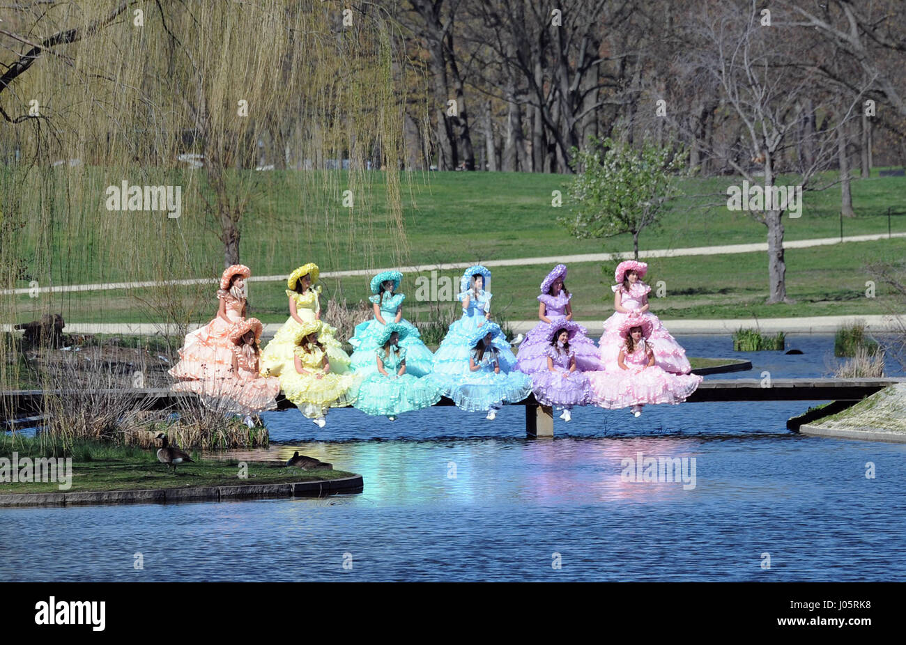 Habillé en costume avec Southern Belle hoop jupes un groupe de femmes et filles posent le long du National Mall, pendant la fête des cerisiers en fleur, 8 avril 2017 à Washington, DC. Banque D'Images