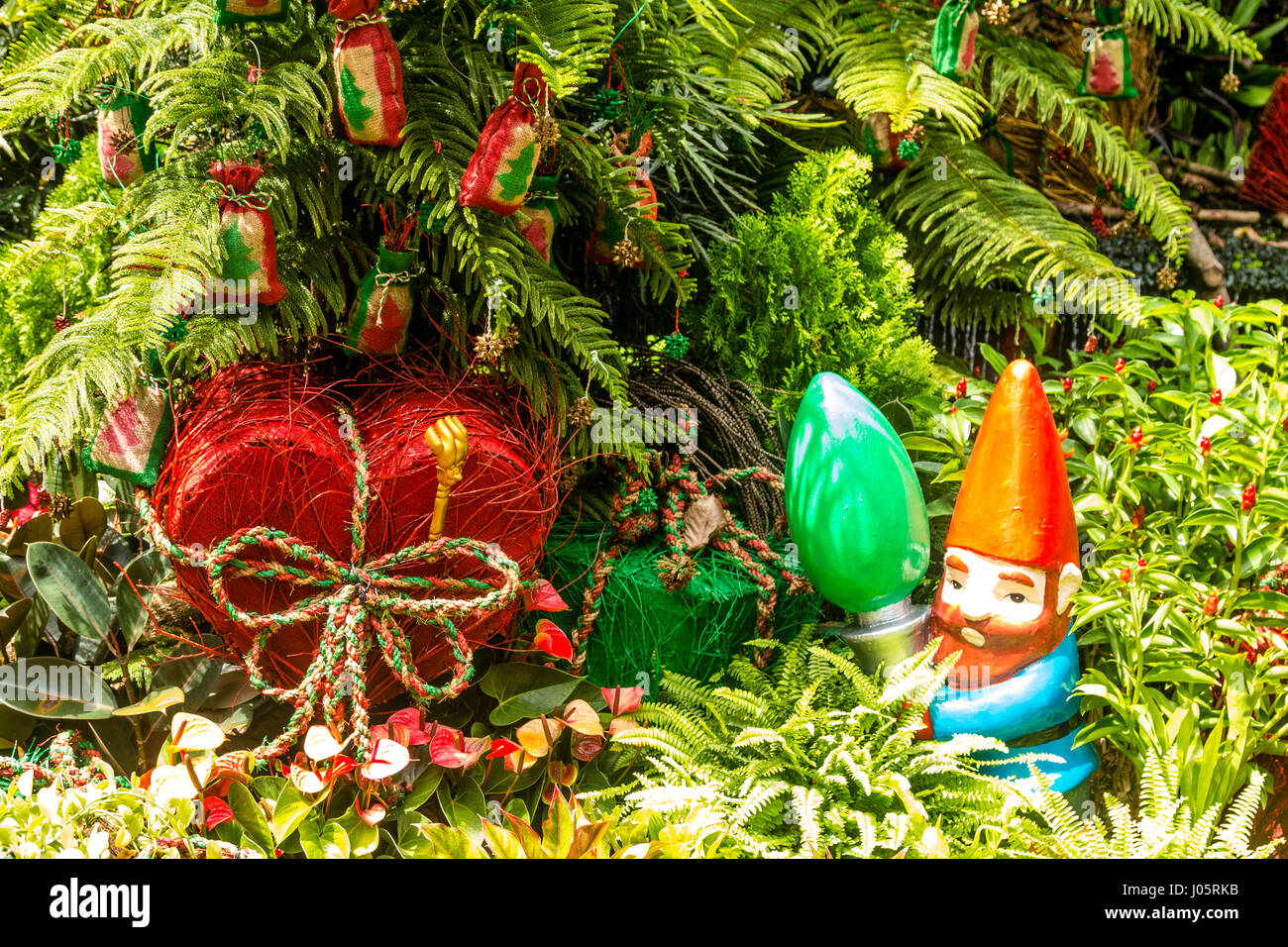 Nain de jardin entouré de plantes et arbres Banque D'Images