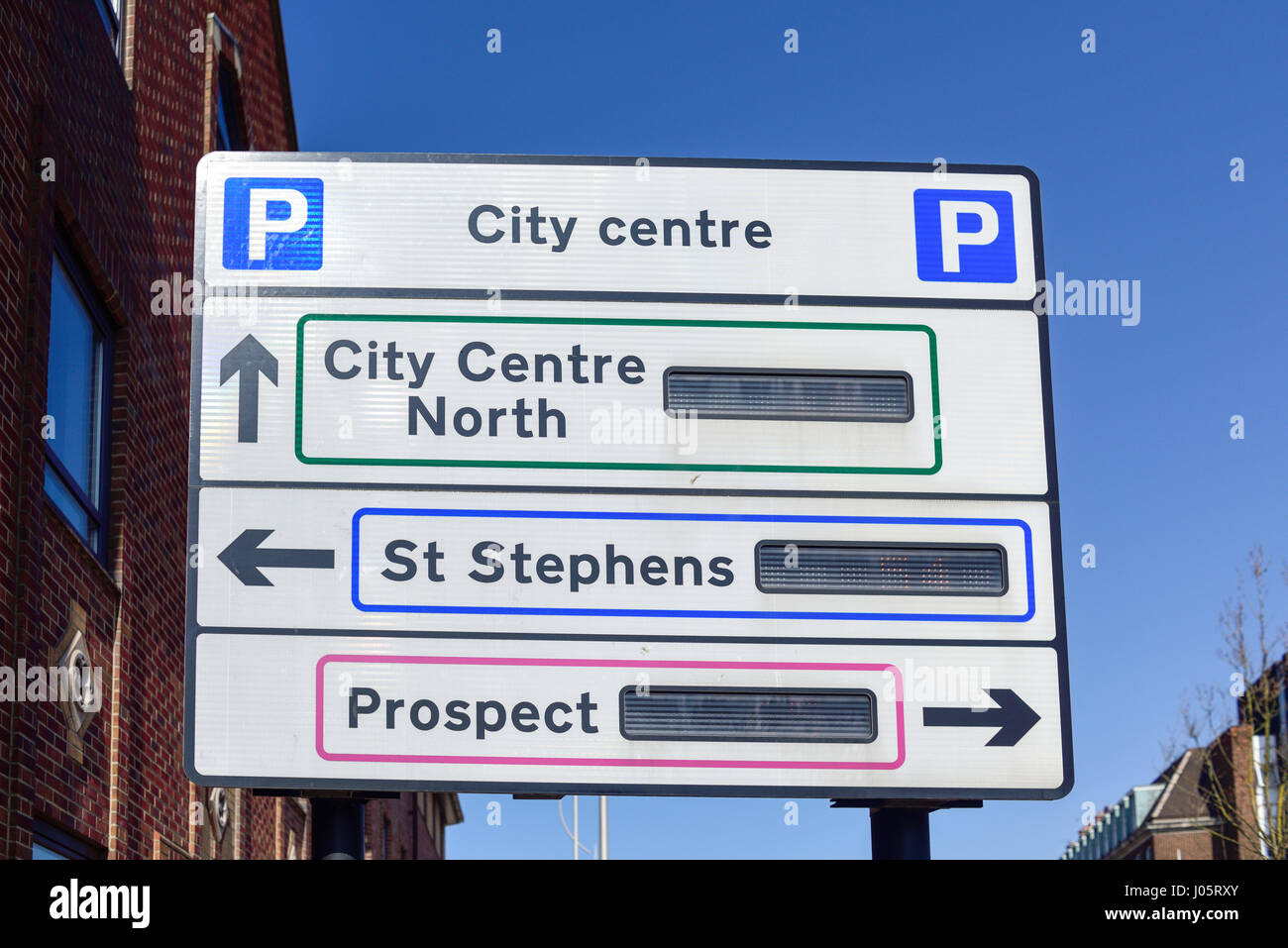 Panneaux de stationnement et de la circulation routières sur Ferensway à Kingston-upon-Hull, Royaume-Uni. Banque D'Images