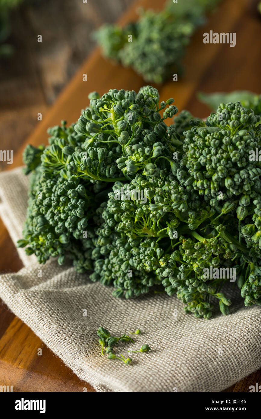 Matières organiques vert prêt à cuire avec Broccolini Banque D'Images