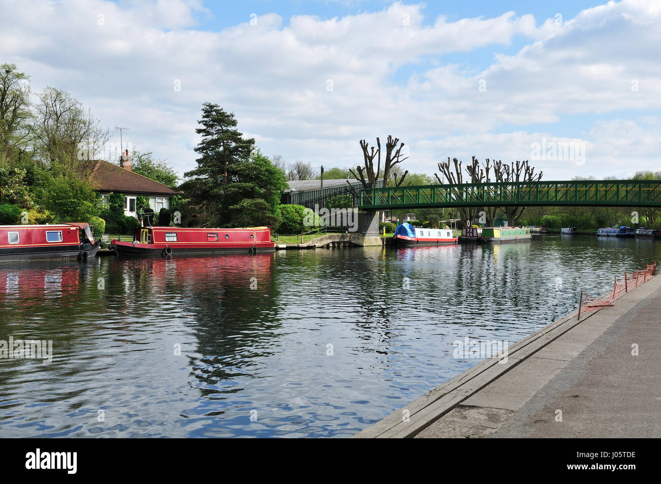 Rivière Lea avec narrowboats, près de Springfield Park, North East London UK Banque D'Images