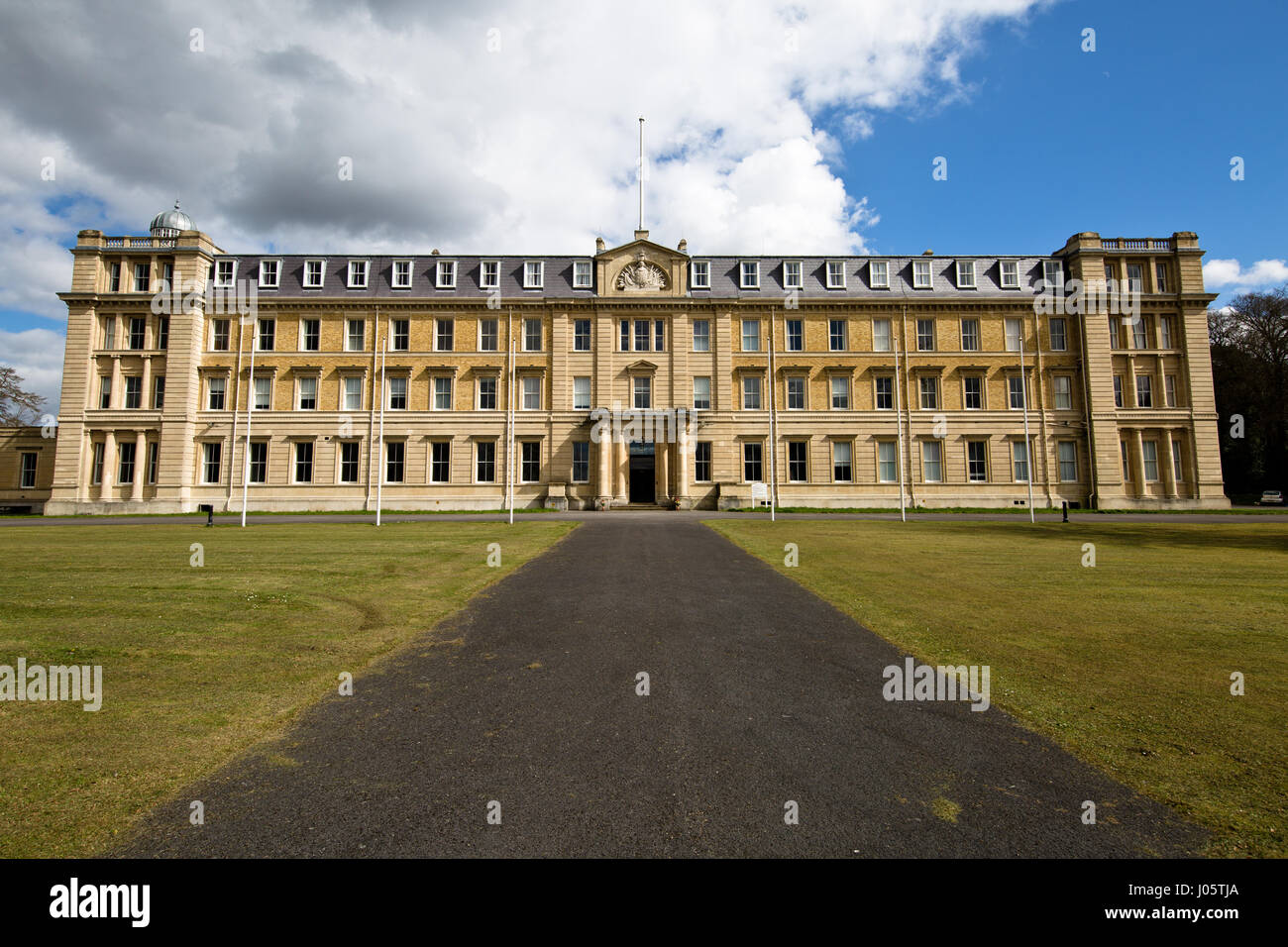 Toilettes pour hommes, rangée d'urinoirs Banque D'Images