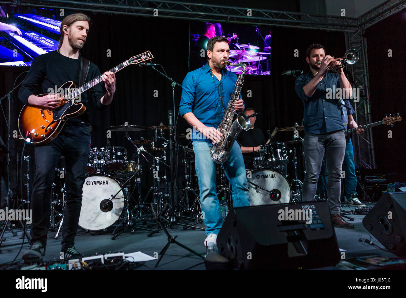 Francfort/Main, Allemagne. 5 avril, 2017. Yamaha All-Stars Band fonctionne à surface d'exposition de Yamaha Music Europe GmbH. La bande est une collaboration de jazz allemand populaire et musiciens Pop. Ici : Ferdinand Kirner (guitare), Thorsten Skringer (saxophone ténor), Christoph Moschberger (trompette). Fotocredit : Christian Lademann Banque D'Images