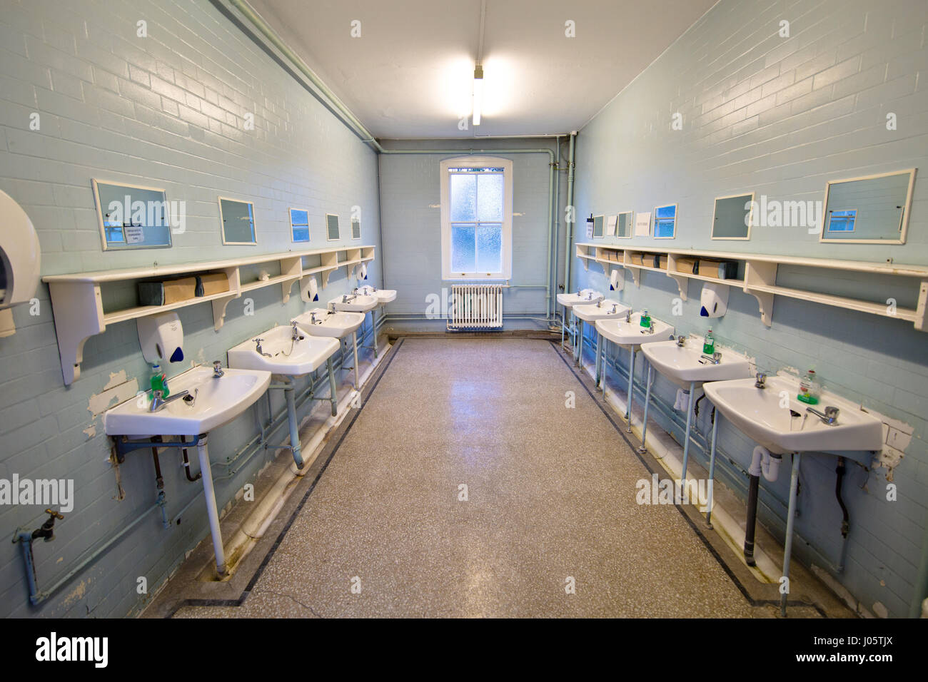 Toilettes pour hommes, la ligne d'éviers Banque D'Images