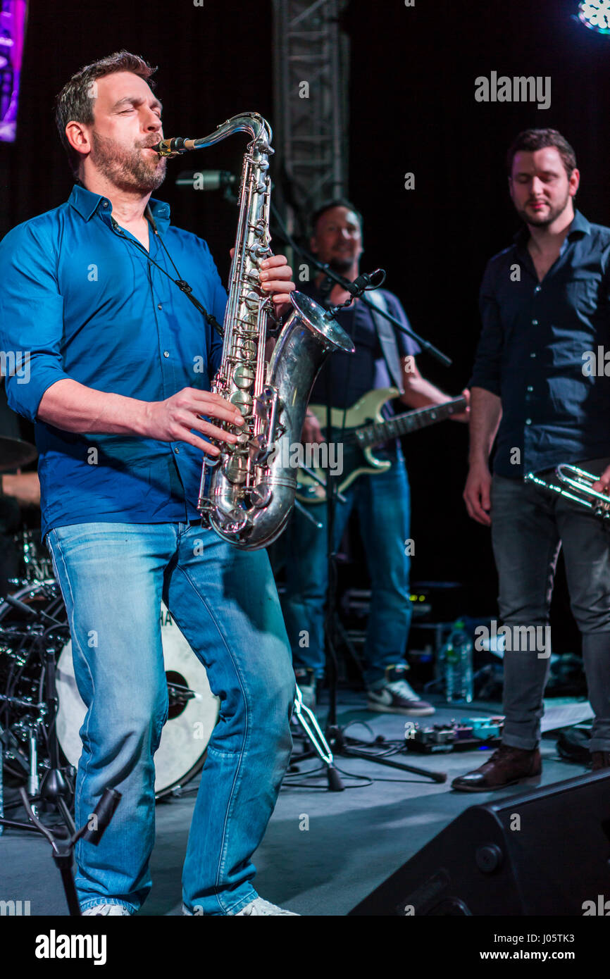 Francfort/Main, Allemagne. 5 avril, 2017. Yamaha All-Stars Band fonctionne à surface d'exposition de Yamaha Music Europe GmbH. La bande est une collaboration de jazz allemand populaire et musiciens Pop. Ici : Thorsten Skringer (Heavytones), saxophone ténor, arrière : Claus Fischer (basse), Christoph Moschberger (trompette). Fotocredit : Christian Lademann Banque D'Images