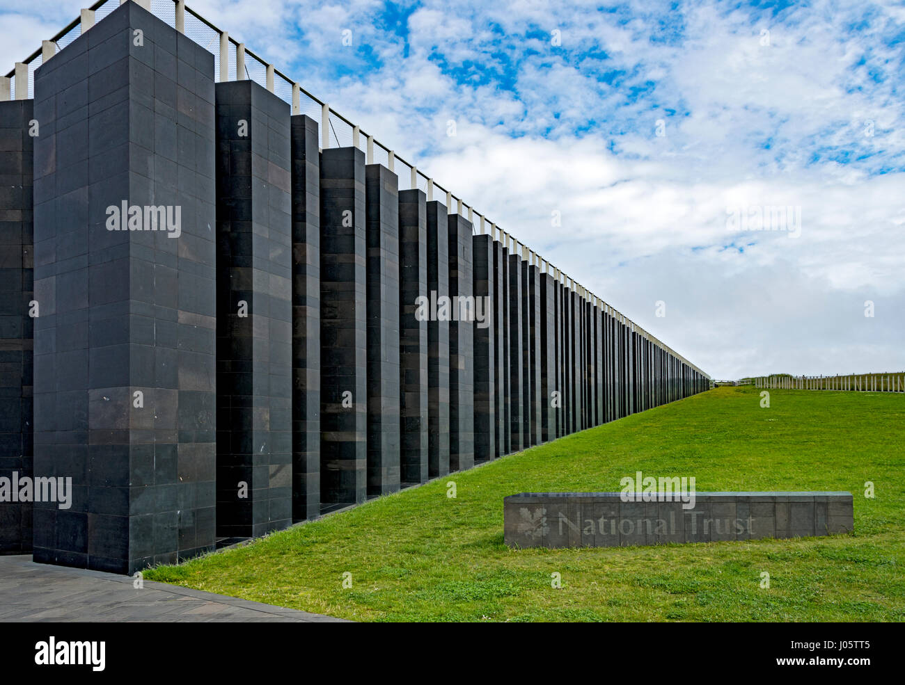 Le Centre des visiteurs, Giant's Causeway, côte de Causeway, comté d'Antrim, en Irlande du Nord, Royaume-Uni. Heneghan Peng Architectes 2012 Banque D'Images