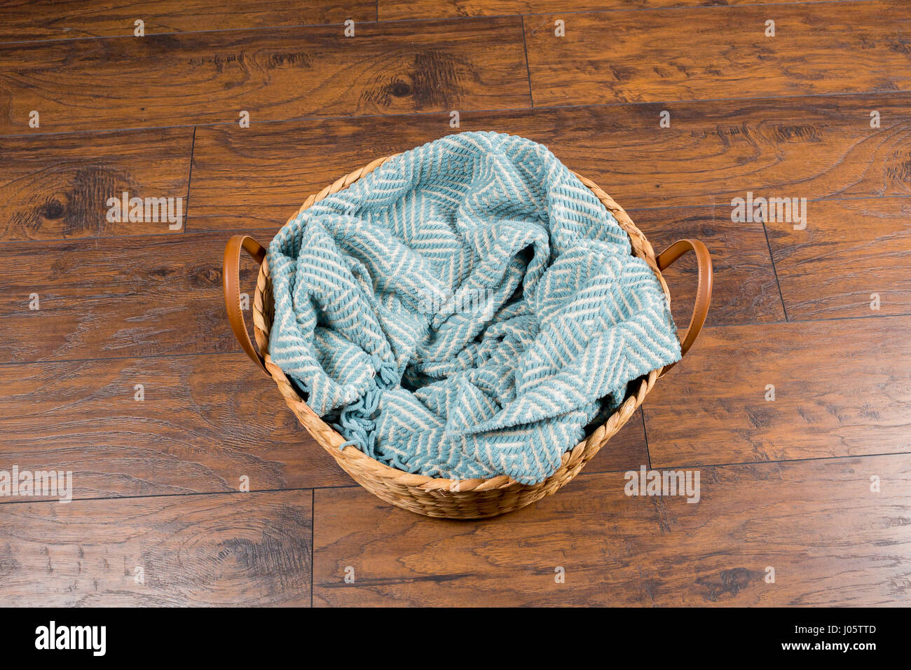 Panier avec une couverture à l'intérieur de l'attente d'un nouveau-né lors d'une séance photo studio par un photographe professionnel. Banque D'Images