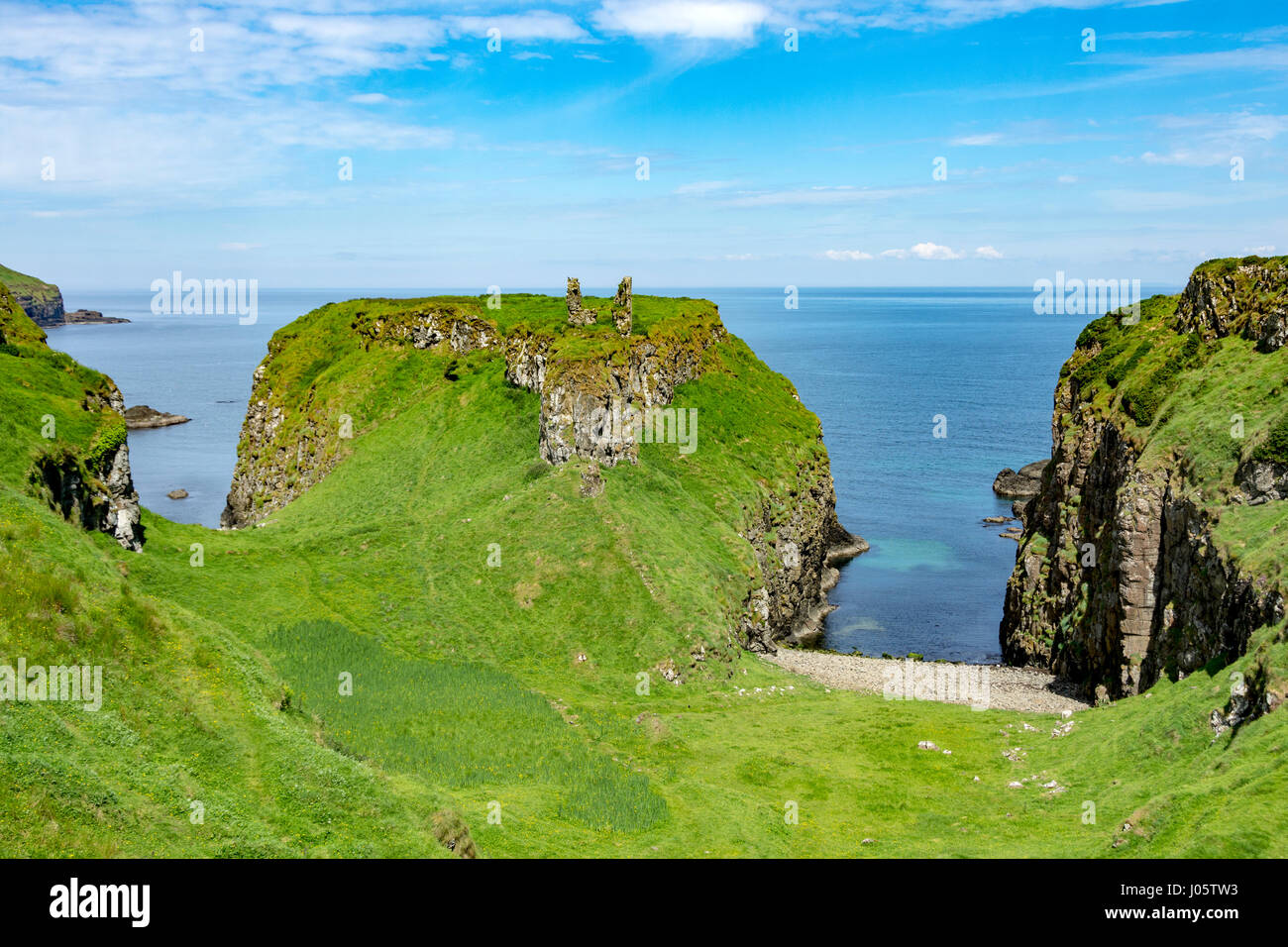 Les ruines de Dunseverick Castle, côte de Causeway, comté d'Antrim, en Irlande du Nord, Royaume-Uni Banque D'Images